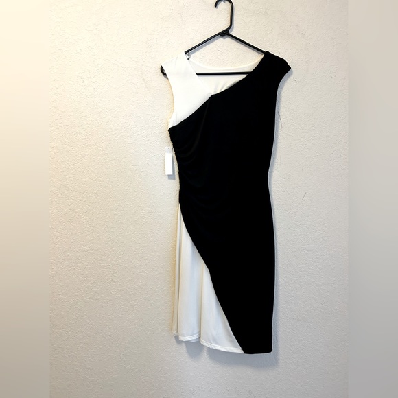 Black and white with a keyhole cut out in the back . - Picture 3 of 5